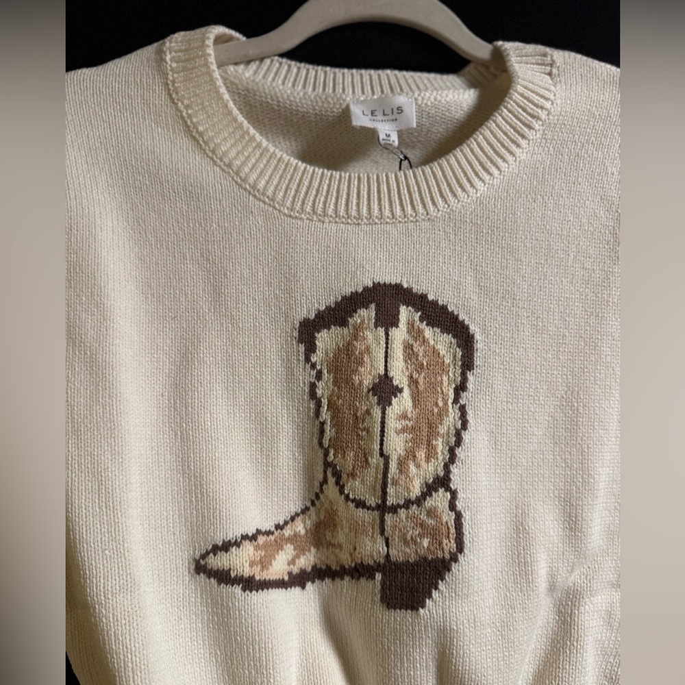 Le Lis Short Sleeve Sweater with Boot Design - Picture 2 of 5